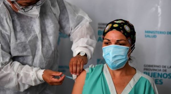 Argentina supera las 50.000 muertes con la lentitud de vacunación en la mira