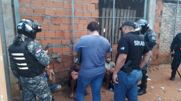 HOY / Detienen a cinco personas tras operativo en el Mercado de Abasto