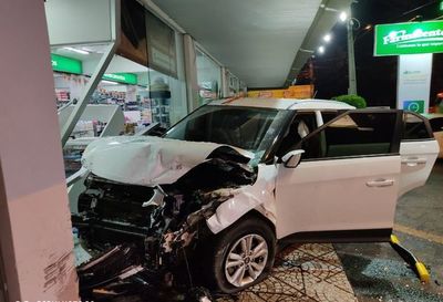 Fuerte choque causó que una camioneta vaya a parar contra un cajero y farmacia - Nacionales - ABC Color