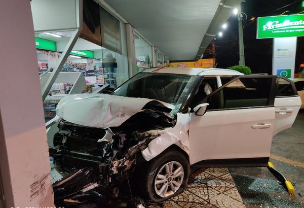 Fuerte choque causó que una camioneta vaya a parar contra un cajero y farmacia - Nacionales - ABC Color