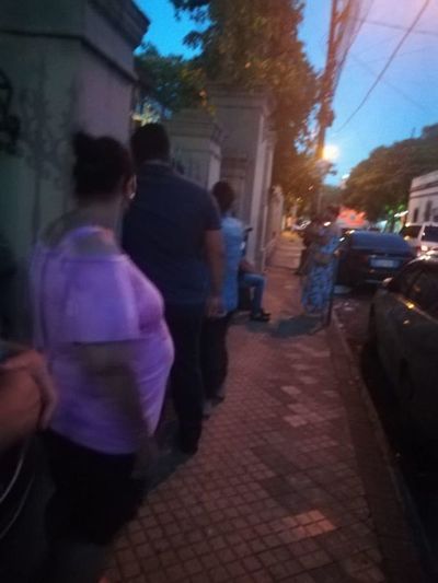En la Cruz Roja sobre Manuel Gondra, las embarazadas forman fila desde la madrugada - Nacionales - ABC Color