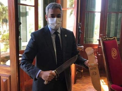 Marito pureó por su cuchillo personalizado