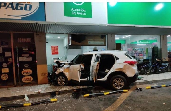 HOY / Choque vehicular causó que camioneta impacte contra un cajero y una farmacia