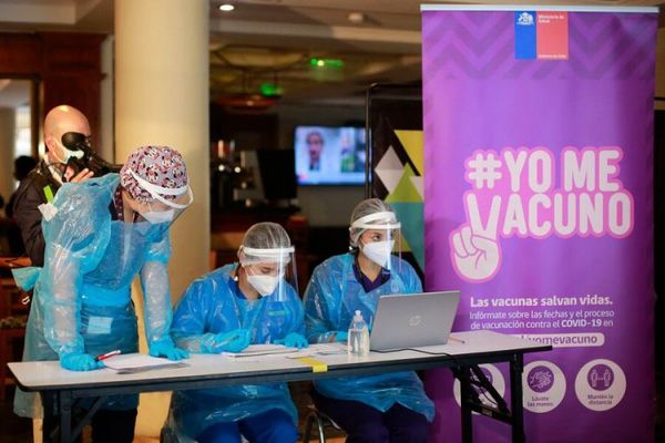 Chile adelantó para este lunes el inicio de la vacunación contra el coronavirus para los profesores y trabajadores de la educación