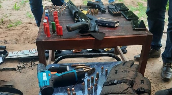 Detienen a miembros de una banda de asaltantes durante allanamiento en Luque.