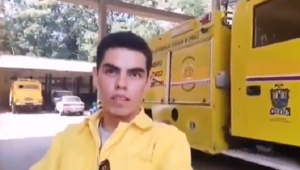Por apagar incendio, llegó tarde al trabajo y le despidieron