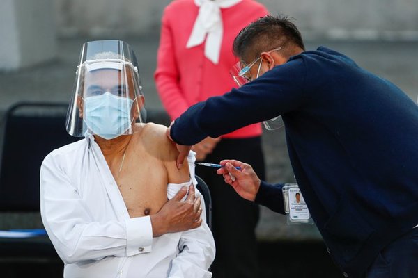 Chile adelantó para este lunes el inicio de la vacunación para docentes y trabajadores de la educación