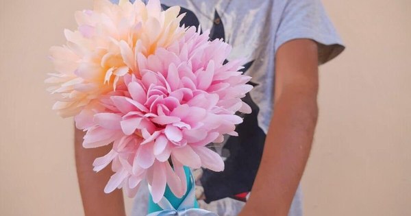 La Nación / Niño emprendedor: su pasión por la fotografía lo llevó a crear coloridos arreglos