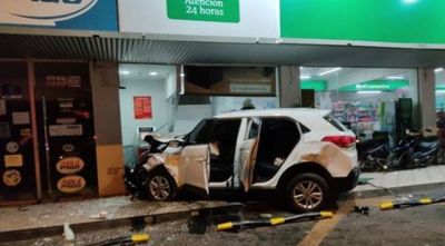 Choque vehicular causó que camioneta impacte contra un cajero y una farmacia