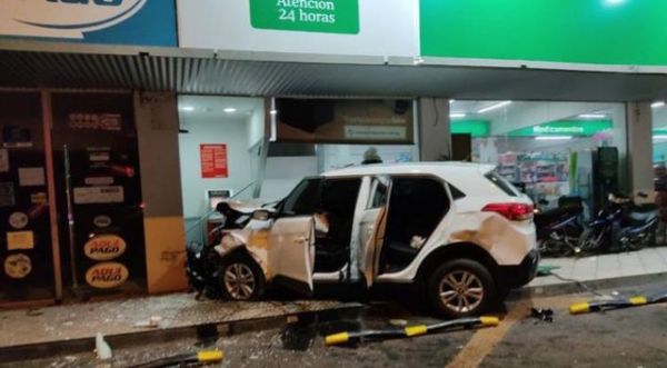 Choque vehicular causó que camioneta impacte contra un cajero y una farmacia