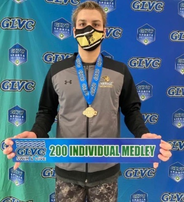 Oro y récord universitario para nadador paraguayo en EEUU