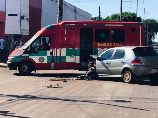 No respetó semáforo en rojo y choco contra otro vehículo