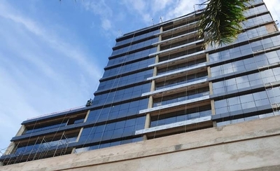 HOY / Edificio en construcción sin red de protección pone en peligro a vecinos
