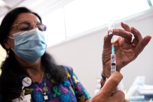 Chile adelantó para este lunes el inicio de la vacunación contra el coronavirus para los profesores y trabajadores de la educación | Ñanduti