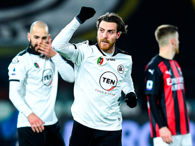 Spezia sacude al Milan y el liderato queda en suspenso