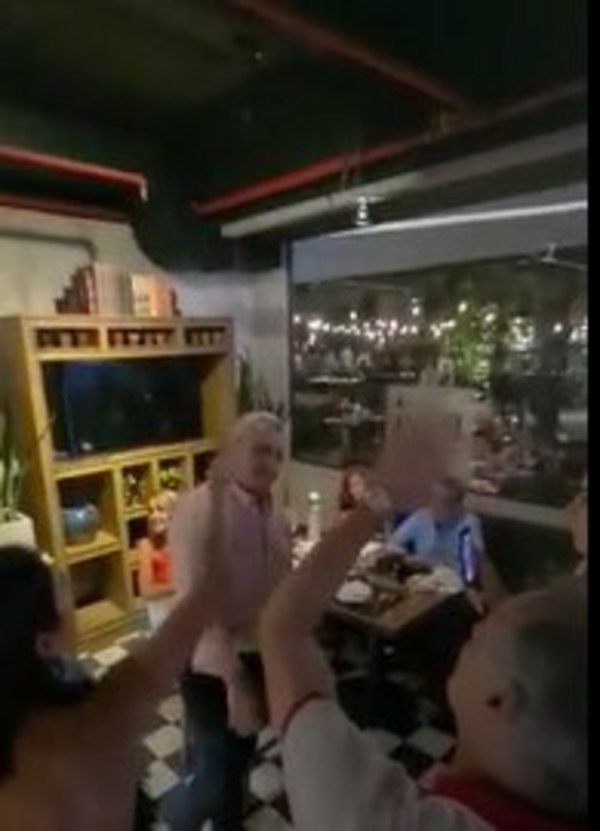 Escrachan y golpean a Villamayor en un local gastronómico - Nacionales - ABC Color