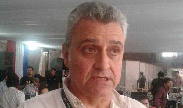 (Video) Escrachan a Villamayor en restaurant, intentó reaccionar con golpe y termina ligando uno