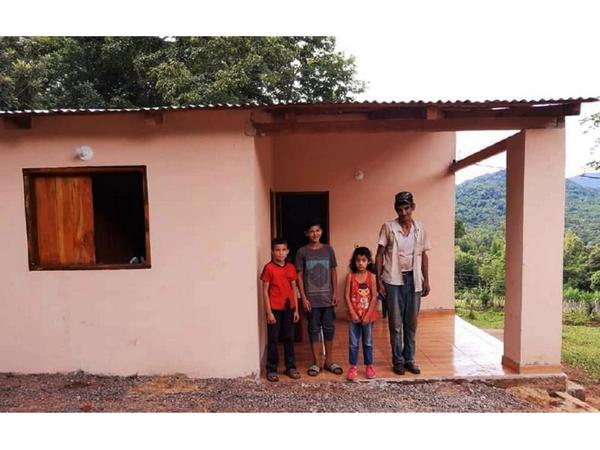 En Guairá construyeron una casa para una humilde familia