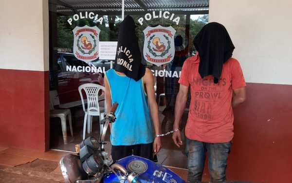 Detienen a dos hombres que se paseaban en moto que hurtaron