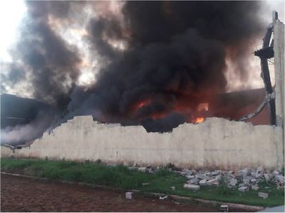 Incendio consume un tinglado con artículos de bazar en Hernandarias