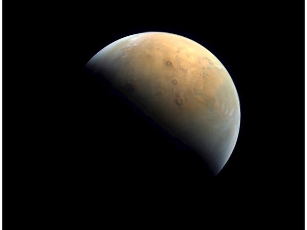 Sonda Hope captura su primera imagen de Marte