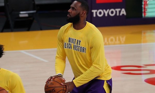 NBA advierte a jugadores de Los Angeles Lakers por fingir faltas