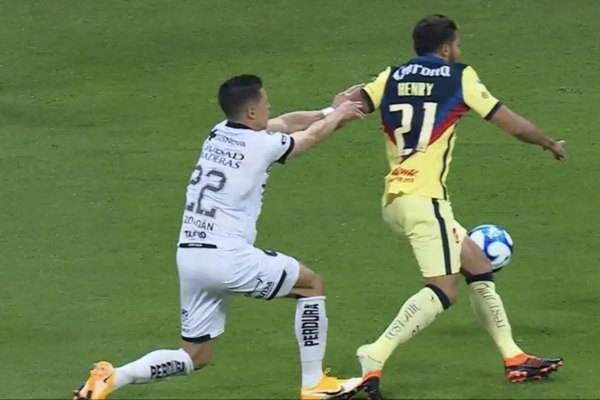 En el Azteca, Alexis Doldán vio la roja directa en la derrota del Querétaro