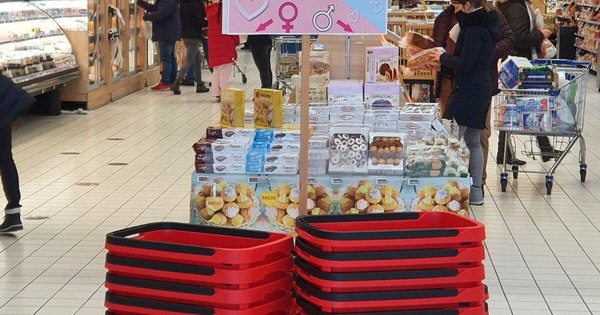 La Nación / “¿Es usted soltero?”: supermercado húngaro juega a Cupido