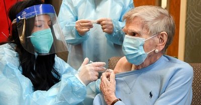 La Nación / Esperanzas y frustraciones en una farmacia de EEUU que comenzó a vacunar