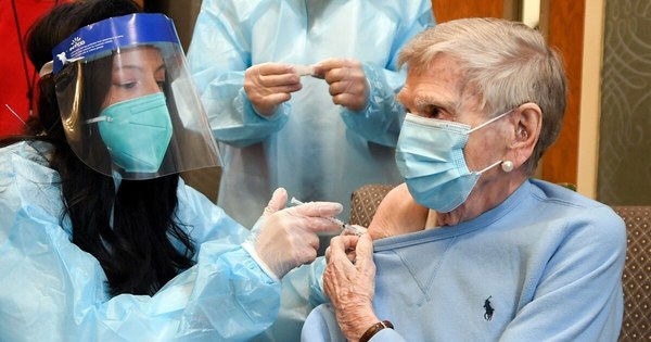 La Nación / Esperanzas y frustraciones en una farmacia de EEUU que comenzó a vacunar