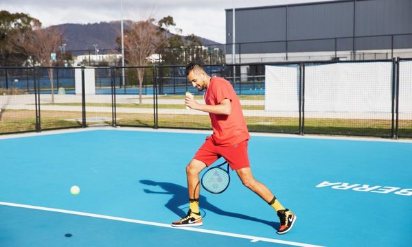 Kyrgios se burla de Djokovic imitándolo durante un partido