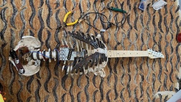 Un roquero convierte el esqueleto de su difunto tío en una guitarra eléctrica para tocar heavy metal