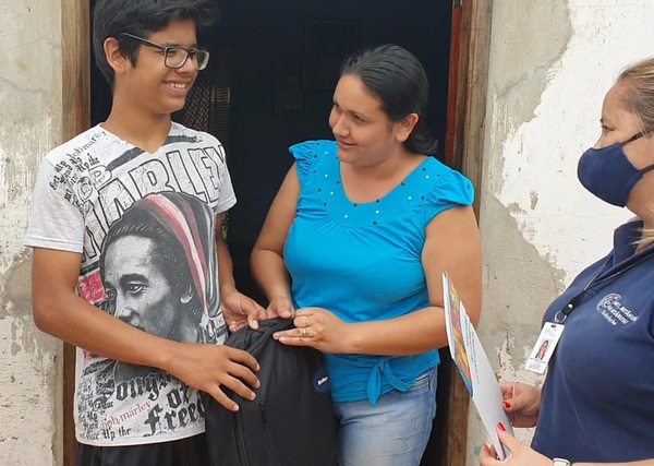 Secretaria de la Niñez entregó computadora a campeón de Omapa