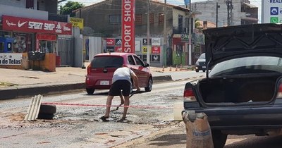 La Nación / Se viraliza ciudadano que “bachea” la avenida Cacique Lambaré