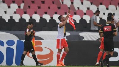 Inter sigue líder tras vencer a Vasco en polémico partido - Fútbol - ABC Color