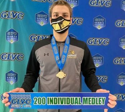 Oro y récord universitario para nadador paraguayo en EEUU
