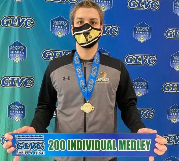 Oro y récord universitario para nadador paraguayo en EEUU