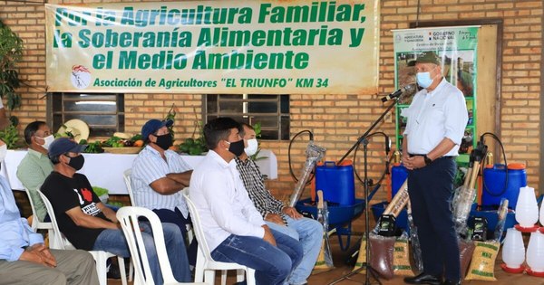 La Nación / Realizan entrega de implementos agrícolas en Alto Paraná