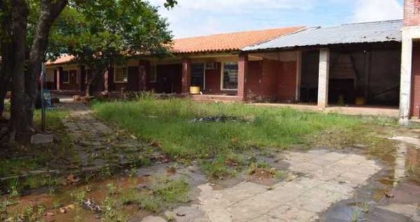 Aulas y baños a punto de derrumbarse en escuela de Luque