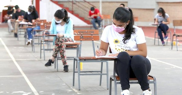 La Nación / Seleccionan a 764 becarios que superaron condiciones