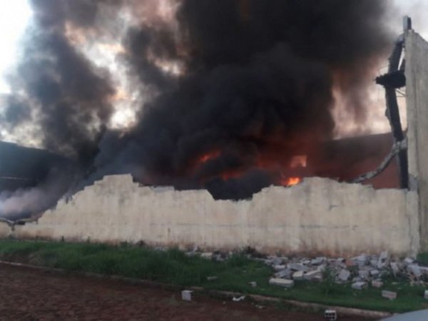 Incendio consume tinglado de comerciante en Hernandarias