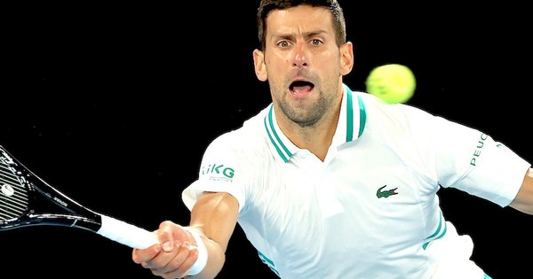 La Nación / Novak Djokovic resiste el dolor y avanza