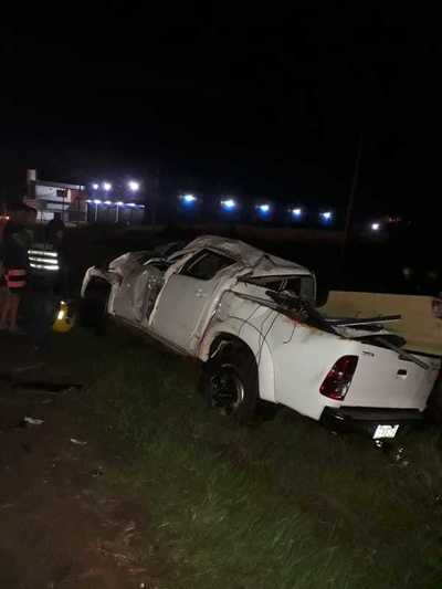 Joven muere tras aparatoso vuelco de una camioneta sobre ruta PY02