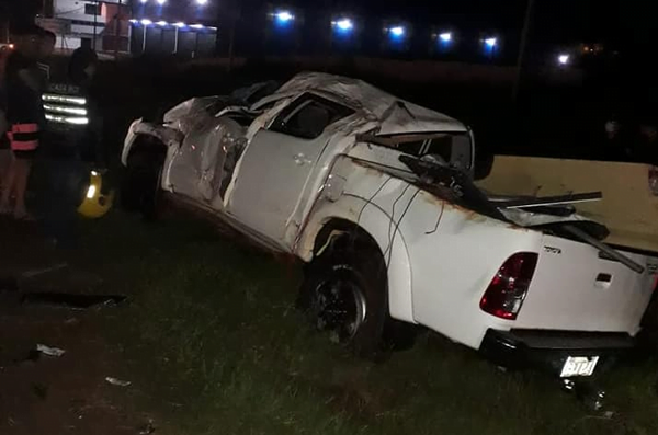 Joven muere tras aparatoso vuelco de camioneta - Noticiero Paraguay