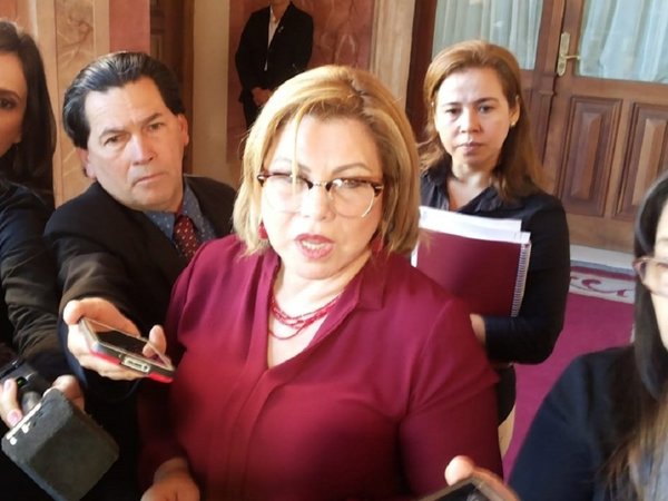 Ministra de la Mujer justifica llamativo comunicado