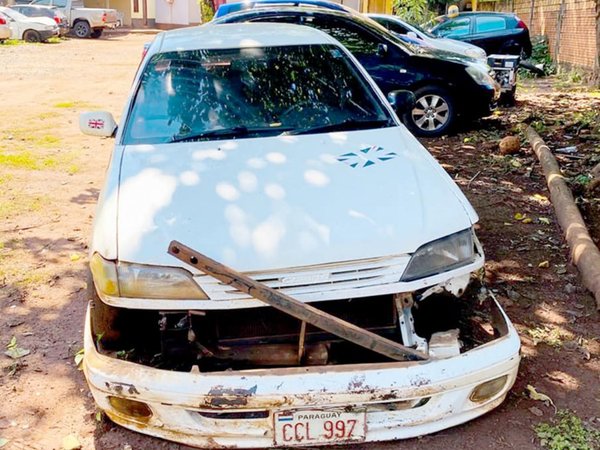 Borracho trepó sobre patrullera esposado y causó destrozos