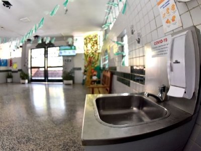 Inician clases semipresenciales en sector privado, bajo protocolo estricto