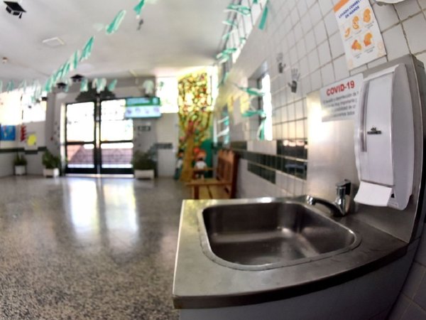 Inician clases semipresenciales en sector privado, bajo protocolo estricto