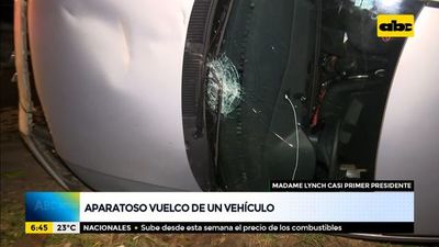 Aparatoso vuelco de un vehículo sobre la avenida Madame Lynch - ABC Noticias - ABC Color