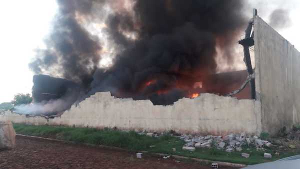 Fuego arrasa con depósito de artículos de bazar en Hernandarias